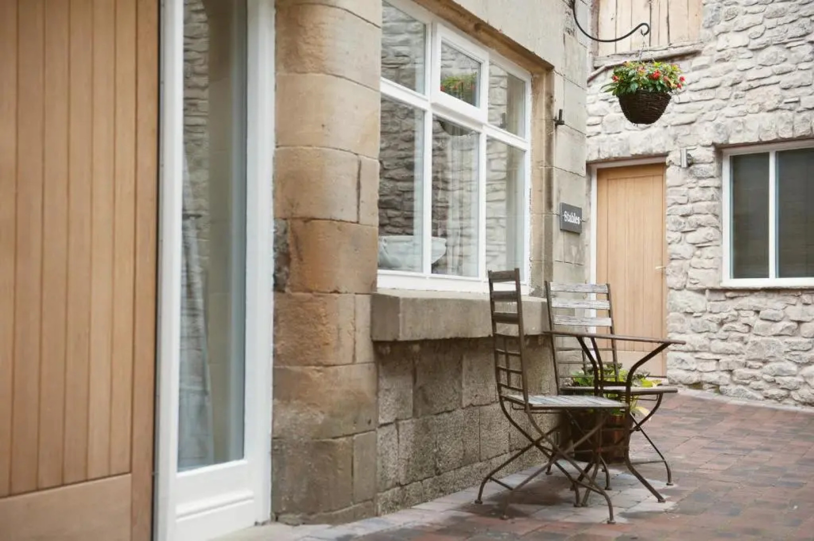 Romneys Apartments and Suites