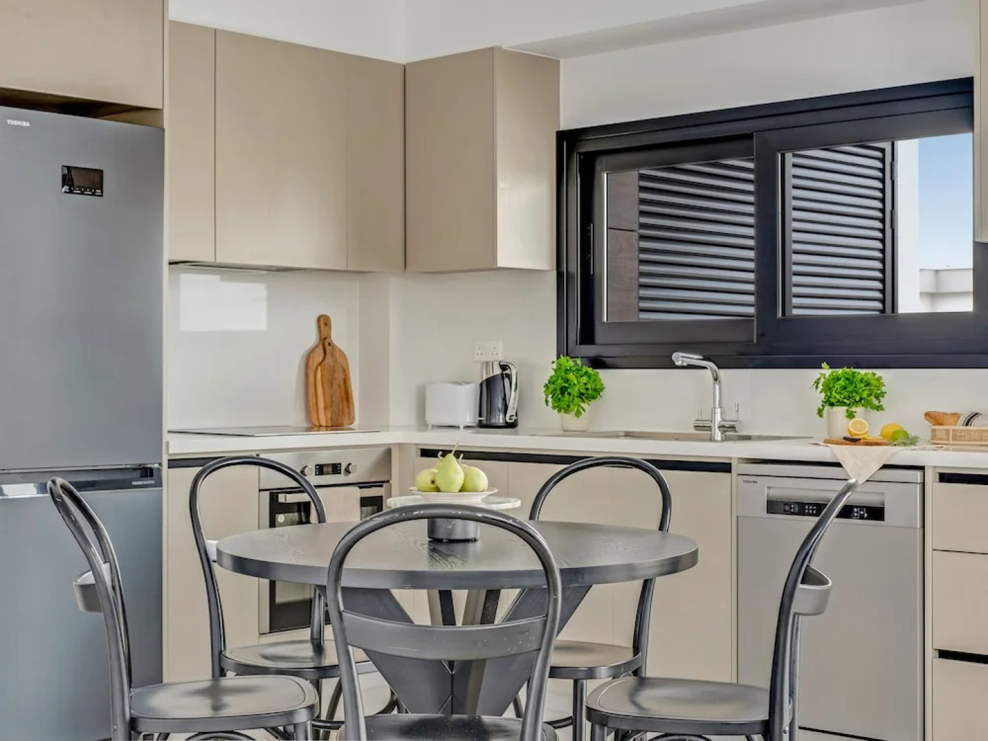 Sanders Only - Lovely 1-bdr Apt With two Balconies