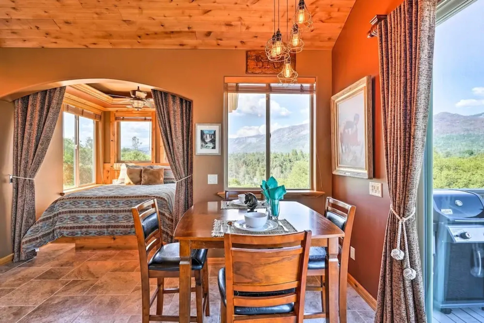 28 Mi to Yosemite: Lovely Mtn Cottage w/ Deck!