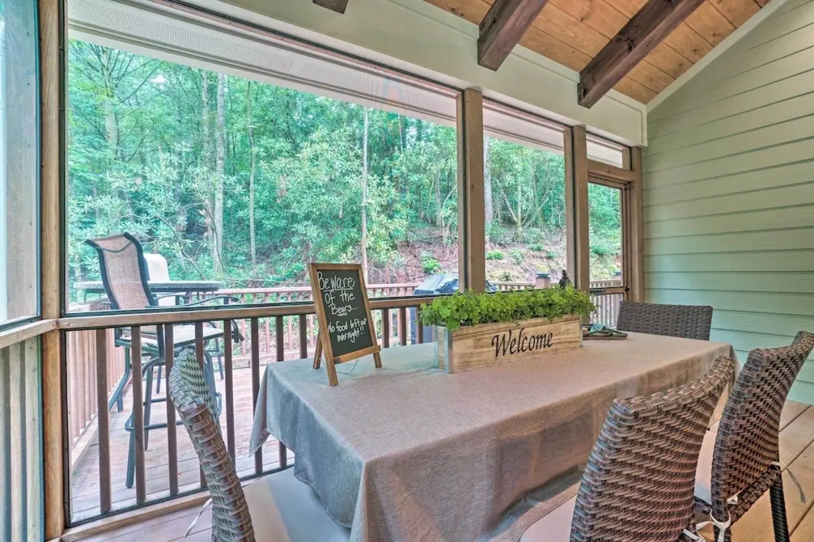 Hootenanny at Horton Creek: Creekside Escape!