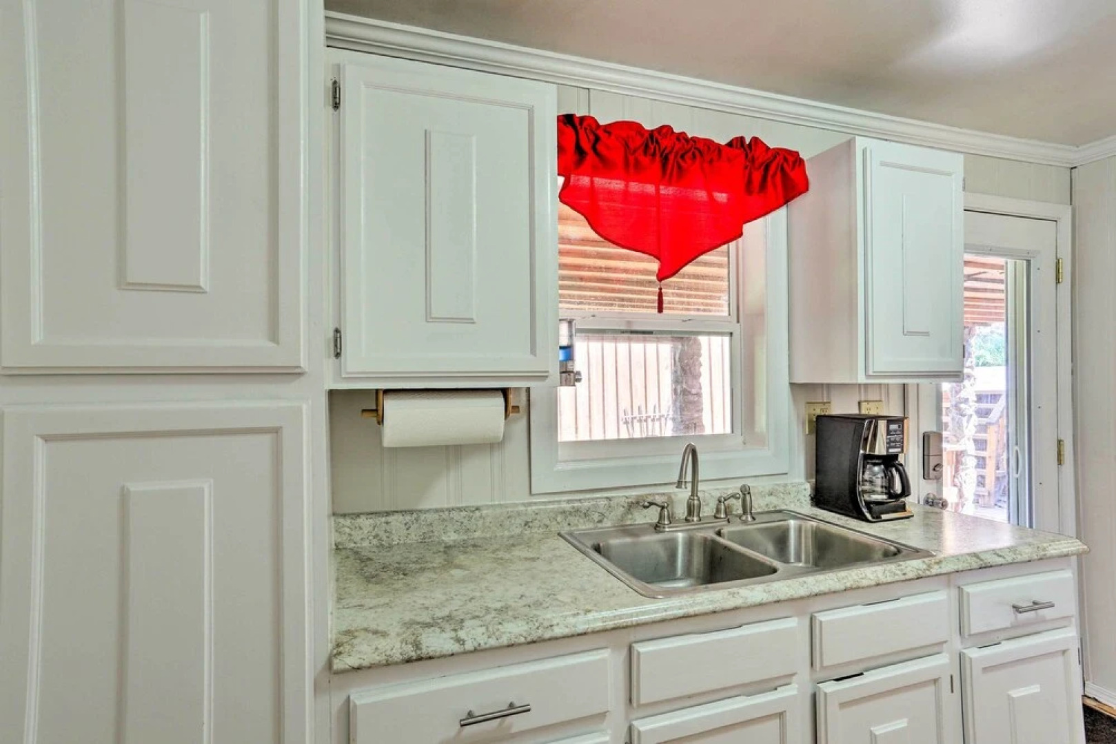 Cozy Black Hills Cabin w/ Deck ~ 3 Mi to Deadwood!