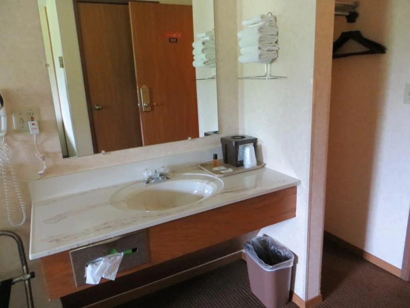 AmeriVu Inn and Suites