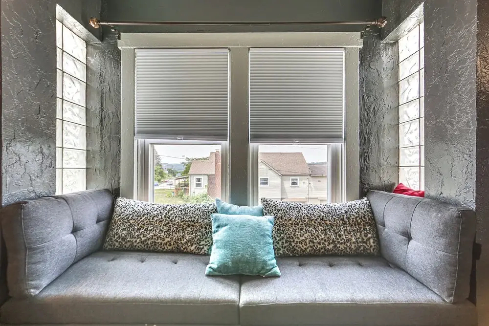 Updated New Kensington Home w/ Deck: 22 Mi to Pgh!