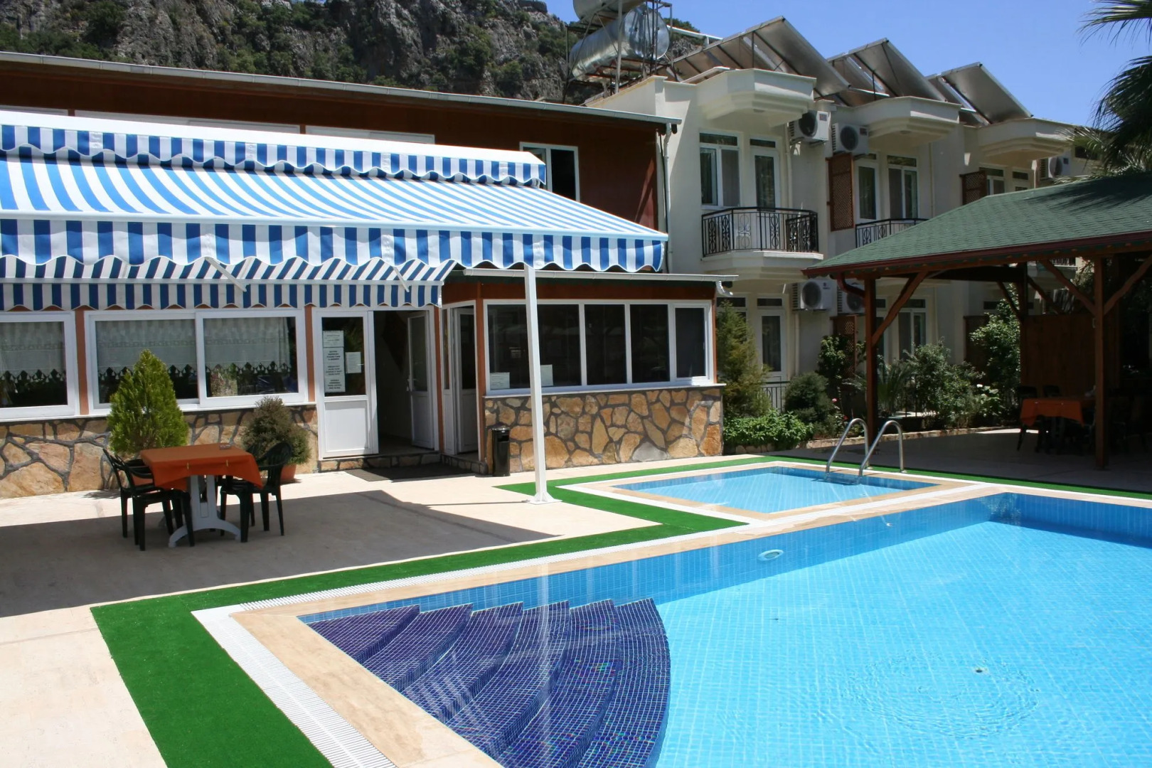 Canada Hotel & Bungalows