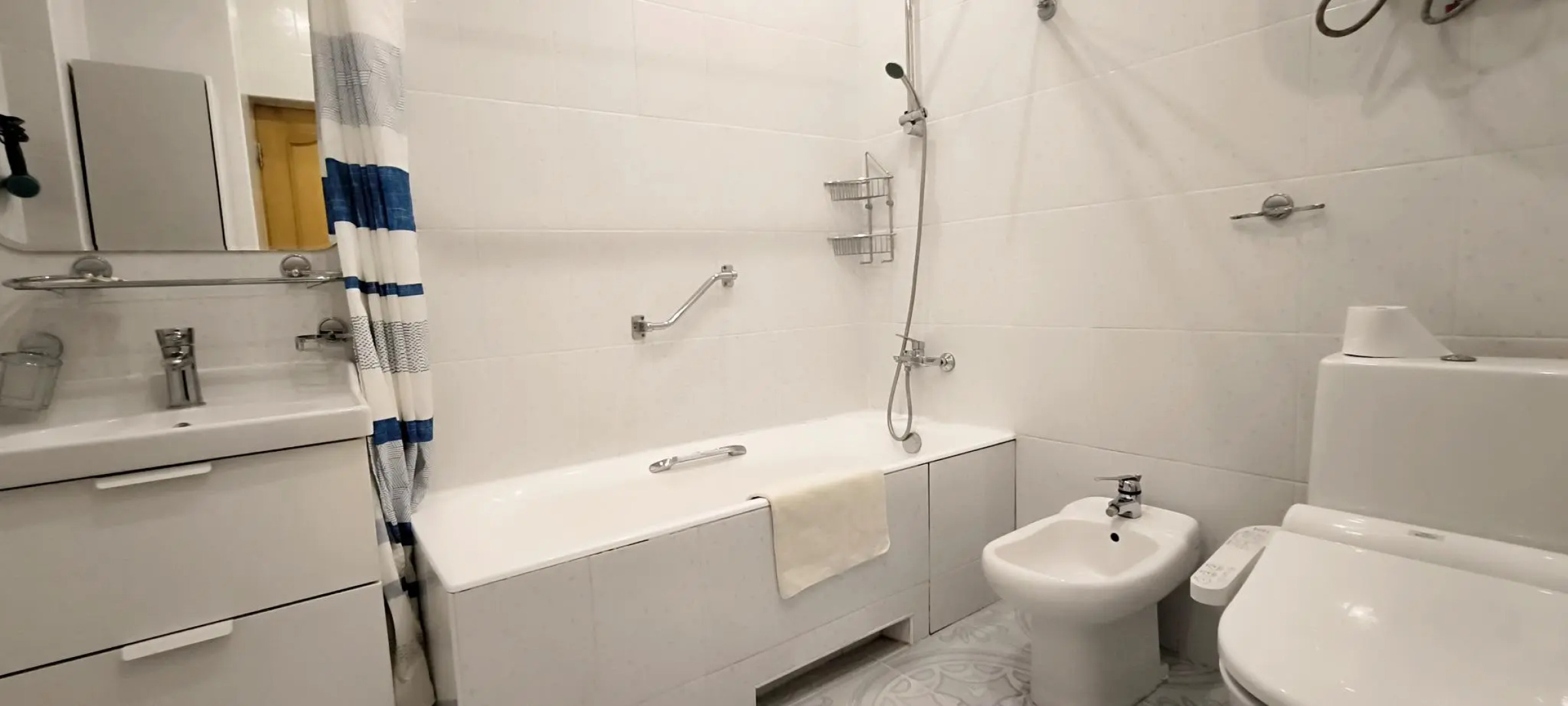 Tverskaya Street (Тверская Стрит) на улице Тверская 6 строение 1