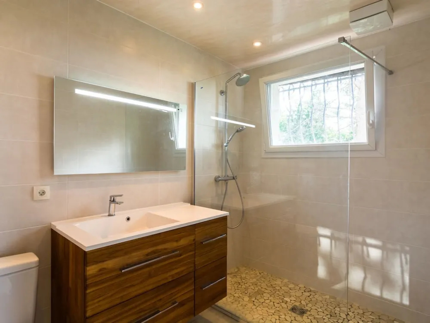 Spacious Villa in La Gaude With Swimming Pool