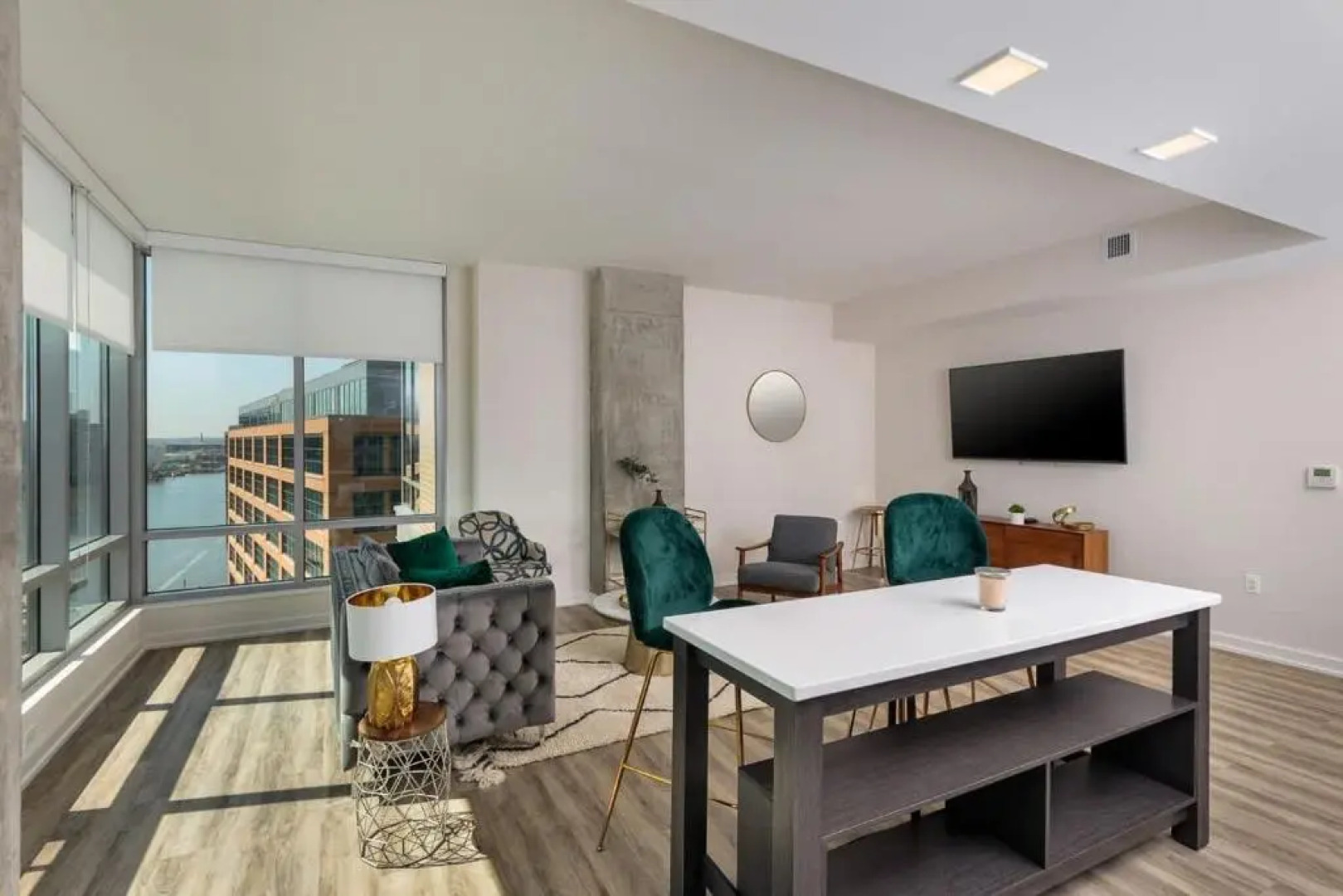 3BR Glass Suite With Gym & Pool By ENVITAE