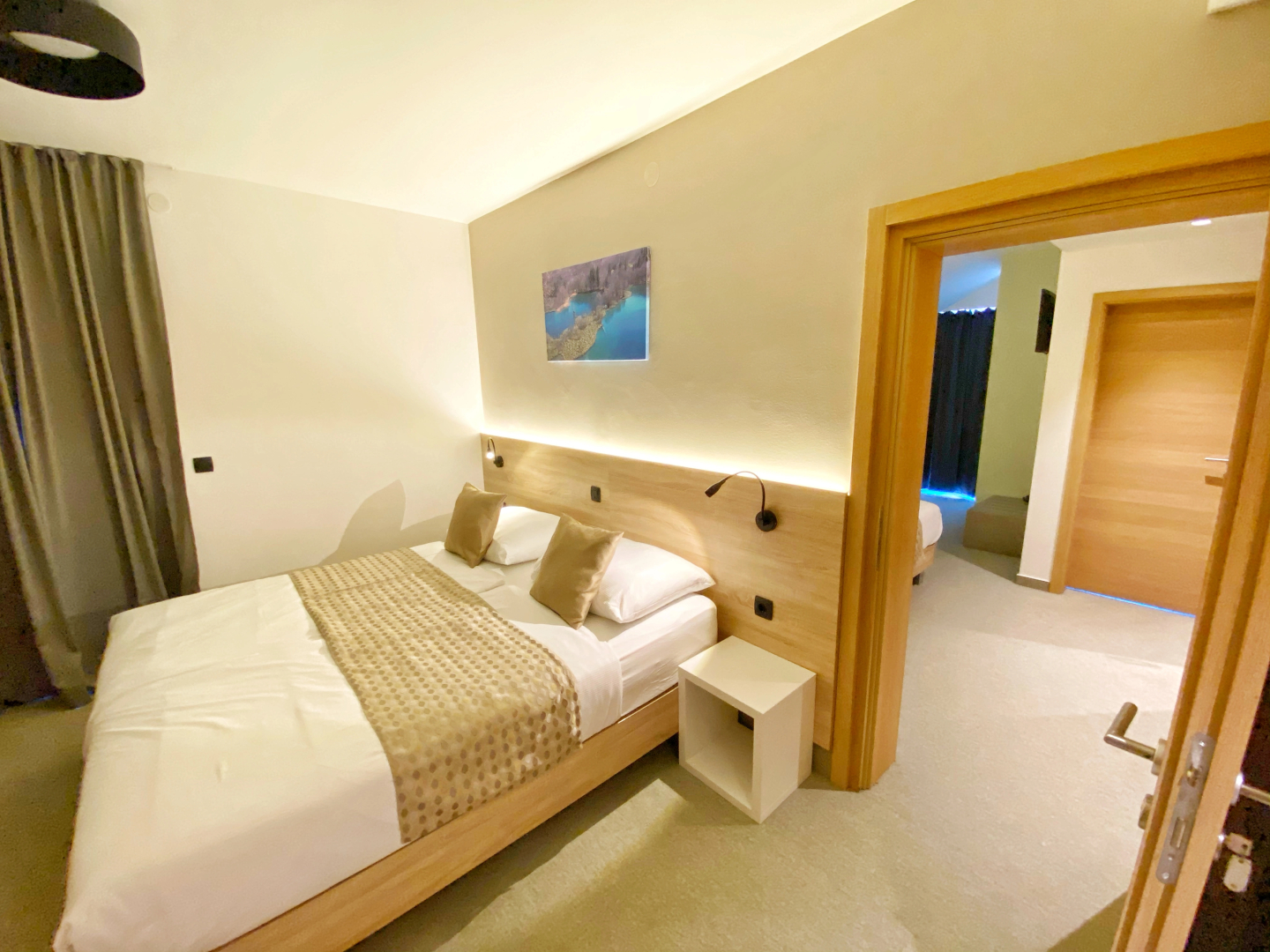 16 Lakes Hotel