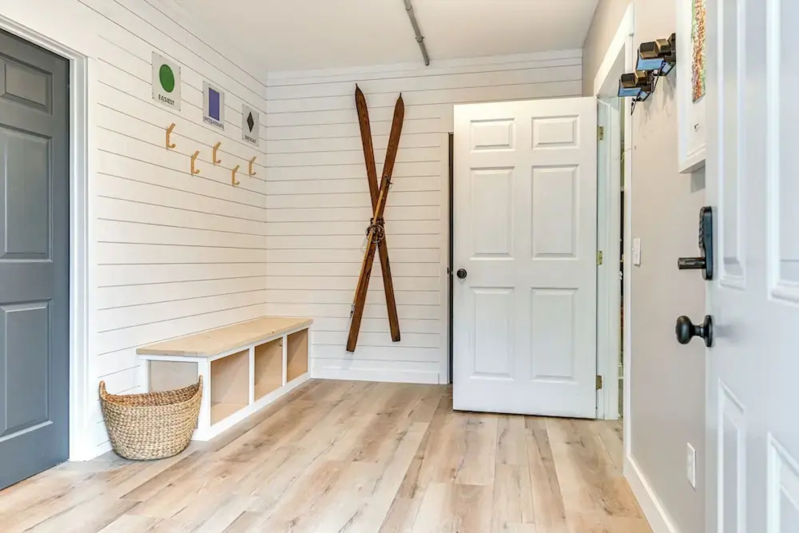 Mountain Views & Fire Pit: Sandgate Getaway