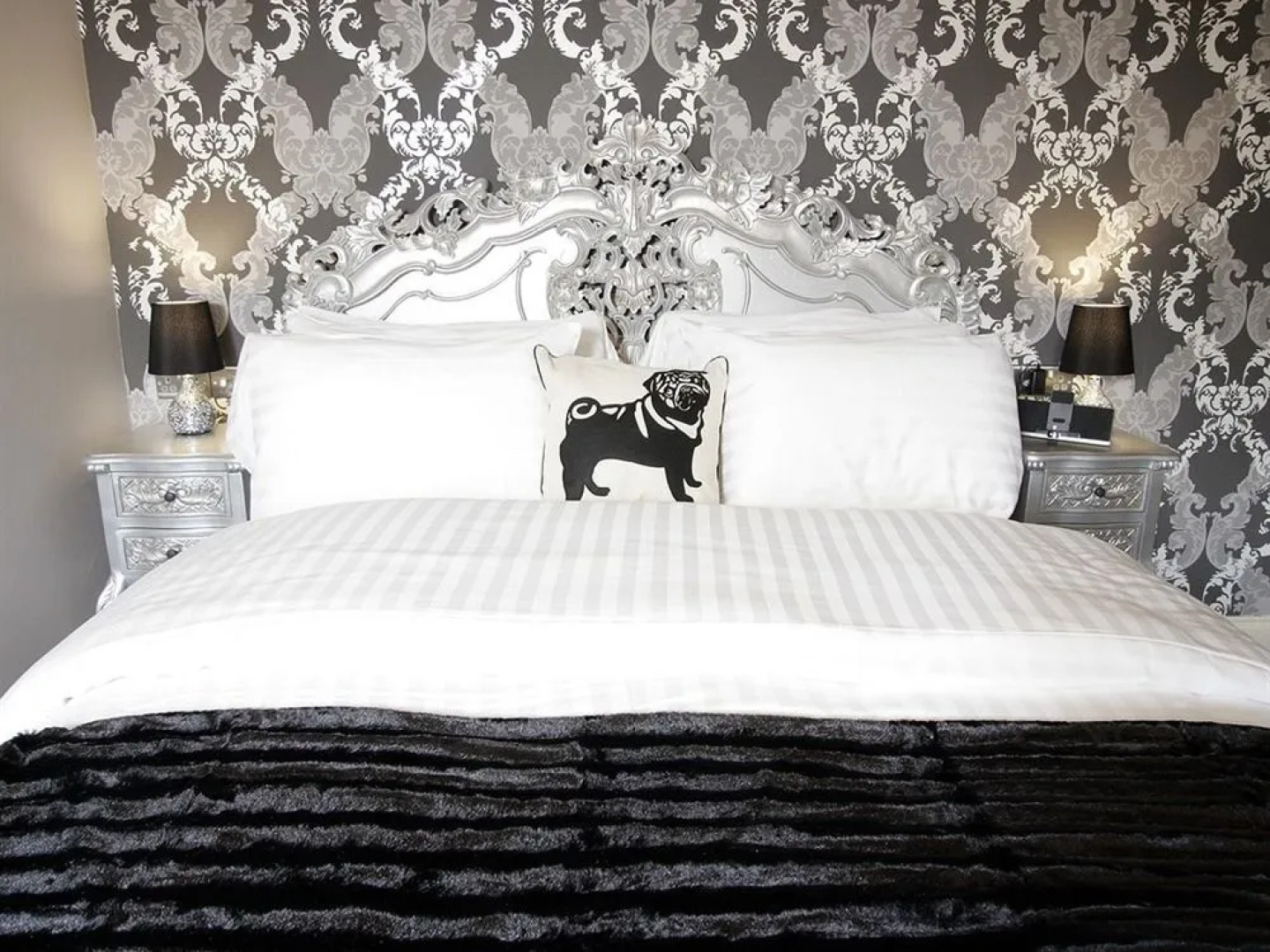 The Three Horse Shoes