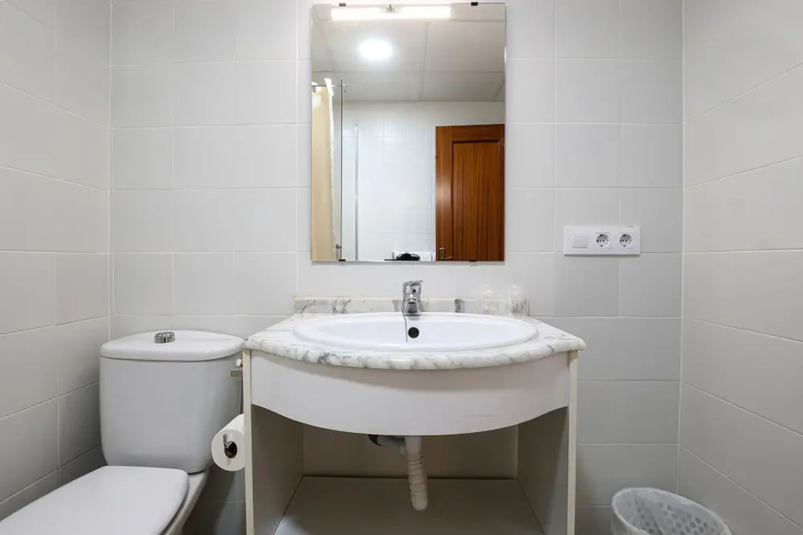 Отель H28 Camas