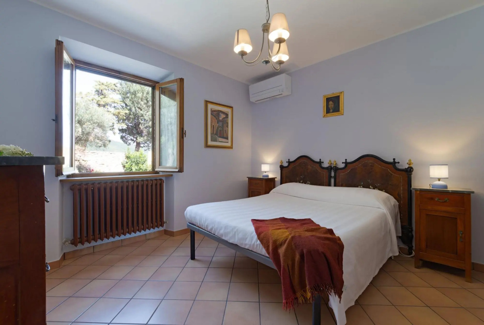 Quiet property set in a genuine context between nature and culture.-CASA PARIS