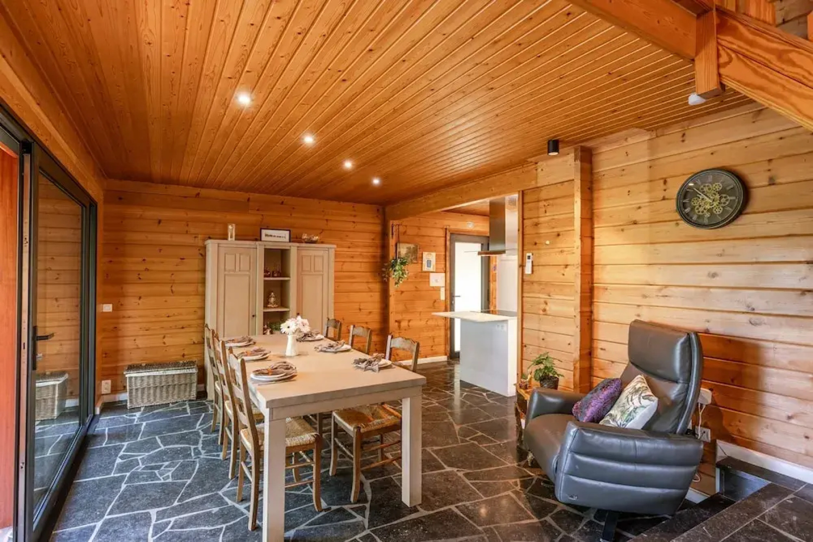 Huswell - Tranquil Retreat Cozy Chalet in the Heart of Urse