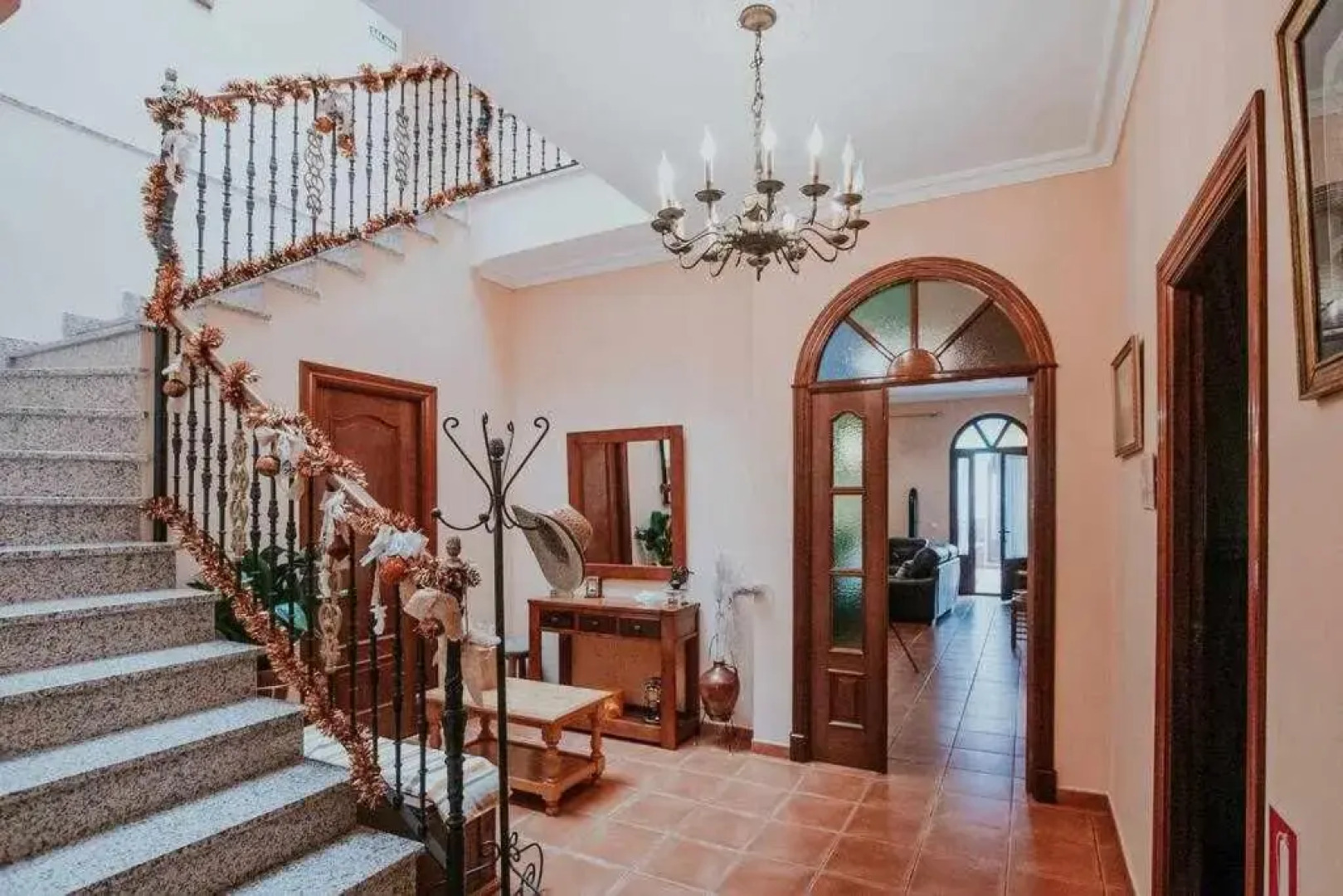 Casa con jacuzzi, sauna, bodeguita rociera y chimenea, de lujo