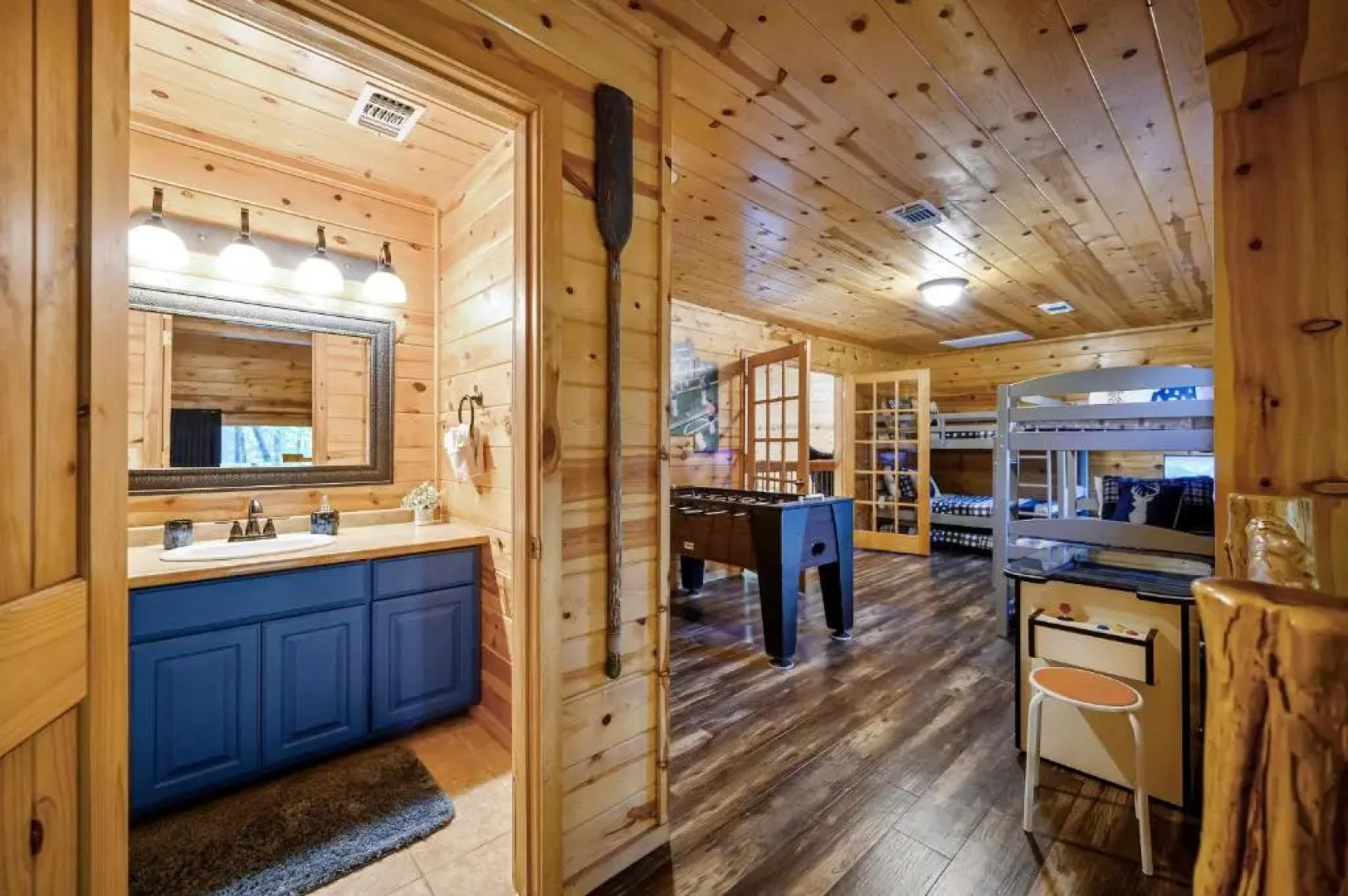 Hickory Bear - Secluded Cabin, Sleeps 10, New Hot Tub, Fire Pit, Arcade, Foosball Table & Deck Slide
