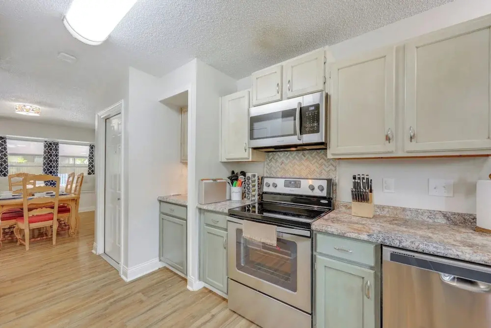 Hot Tub & Game Room: Spacious Live Oak Home!