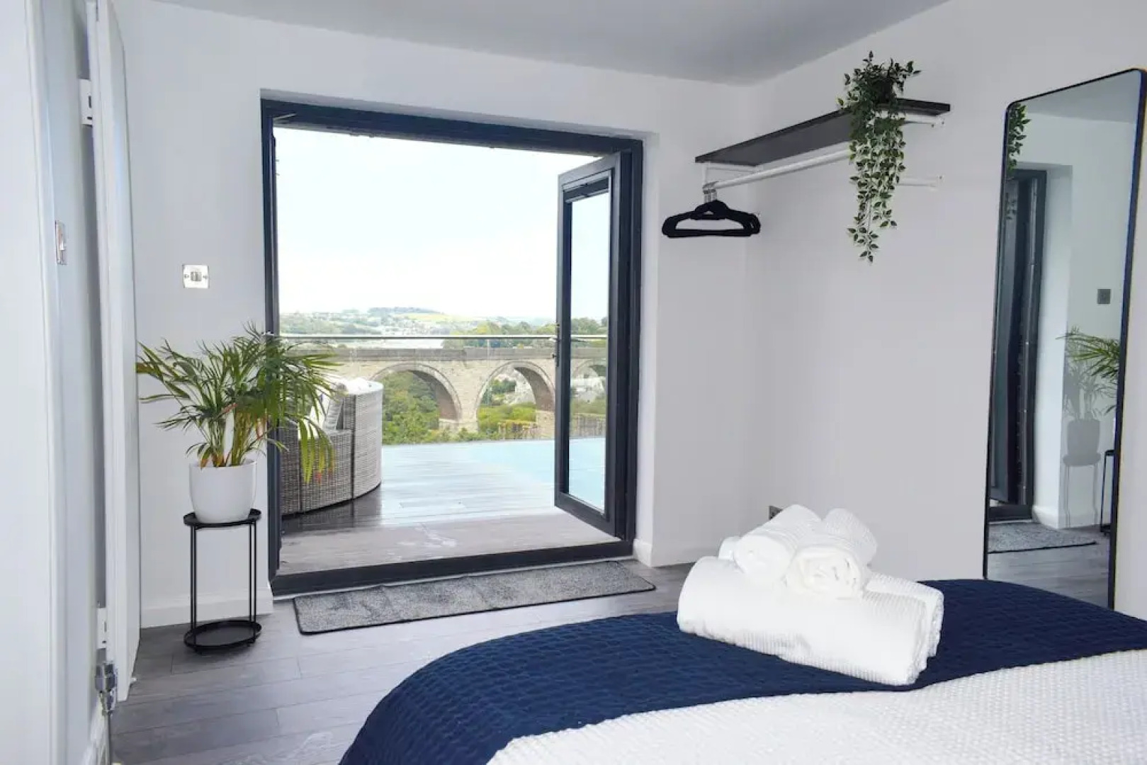 New Panoramic Riverview Apartment With Ev Plug