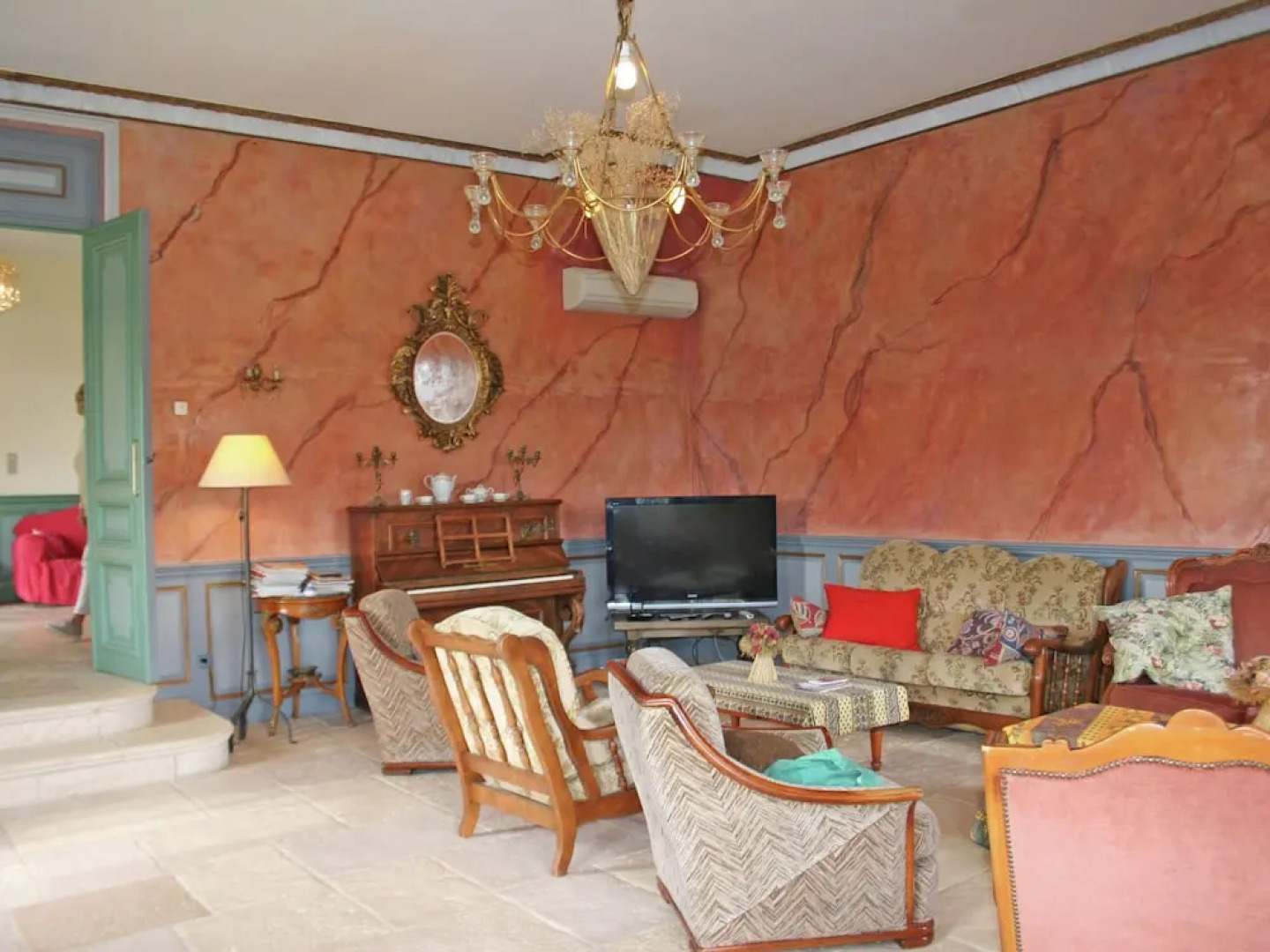 Beautiful Mansion With Views of Mont Ventoux and With Fenced Private Pool