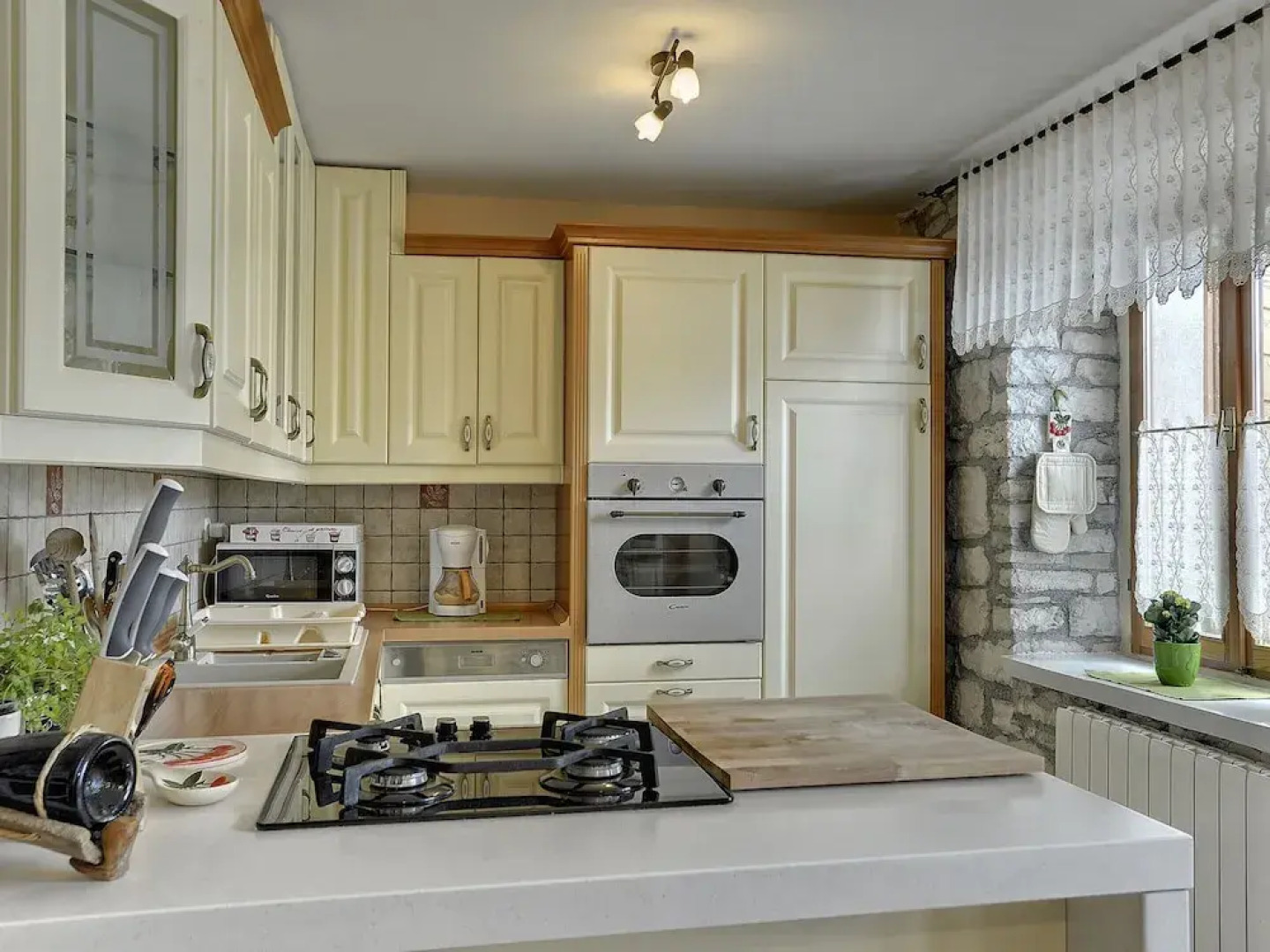 Well Maintained Holiday Home With Private Heated Pool Near the Beach