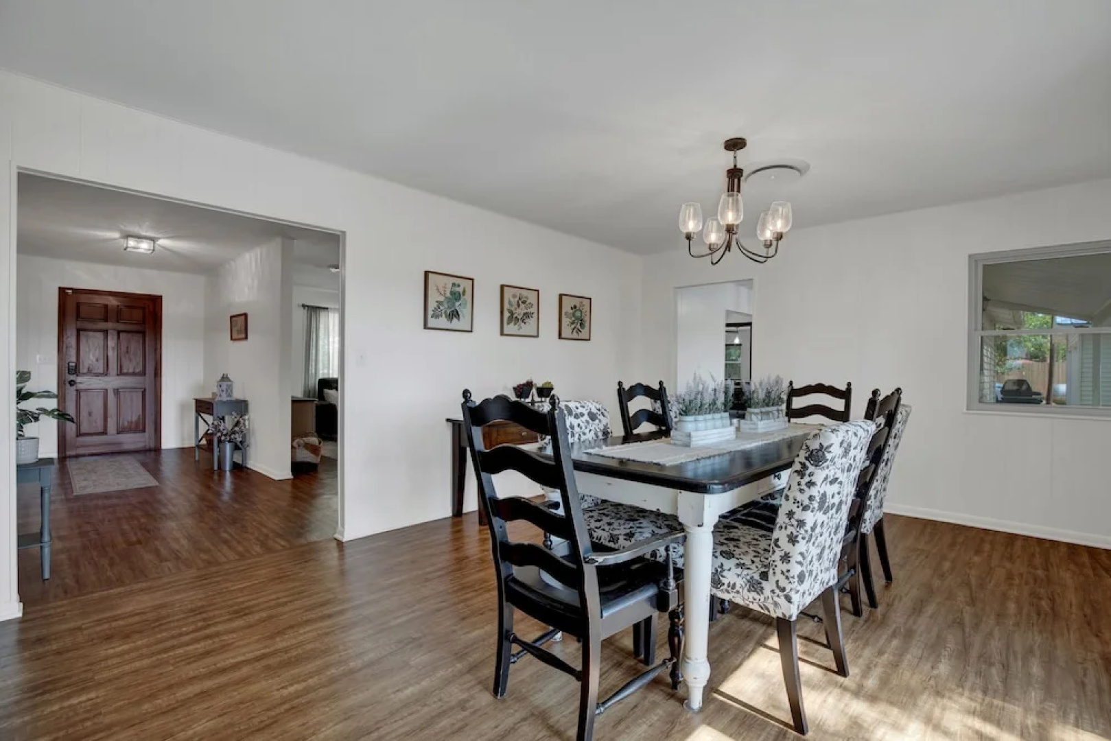 Spacious Home - Fire Pit, BBQ and Outdoor Seating!