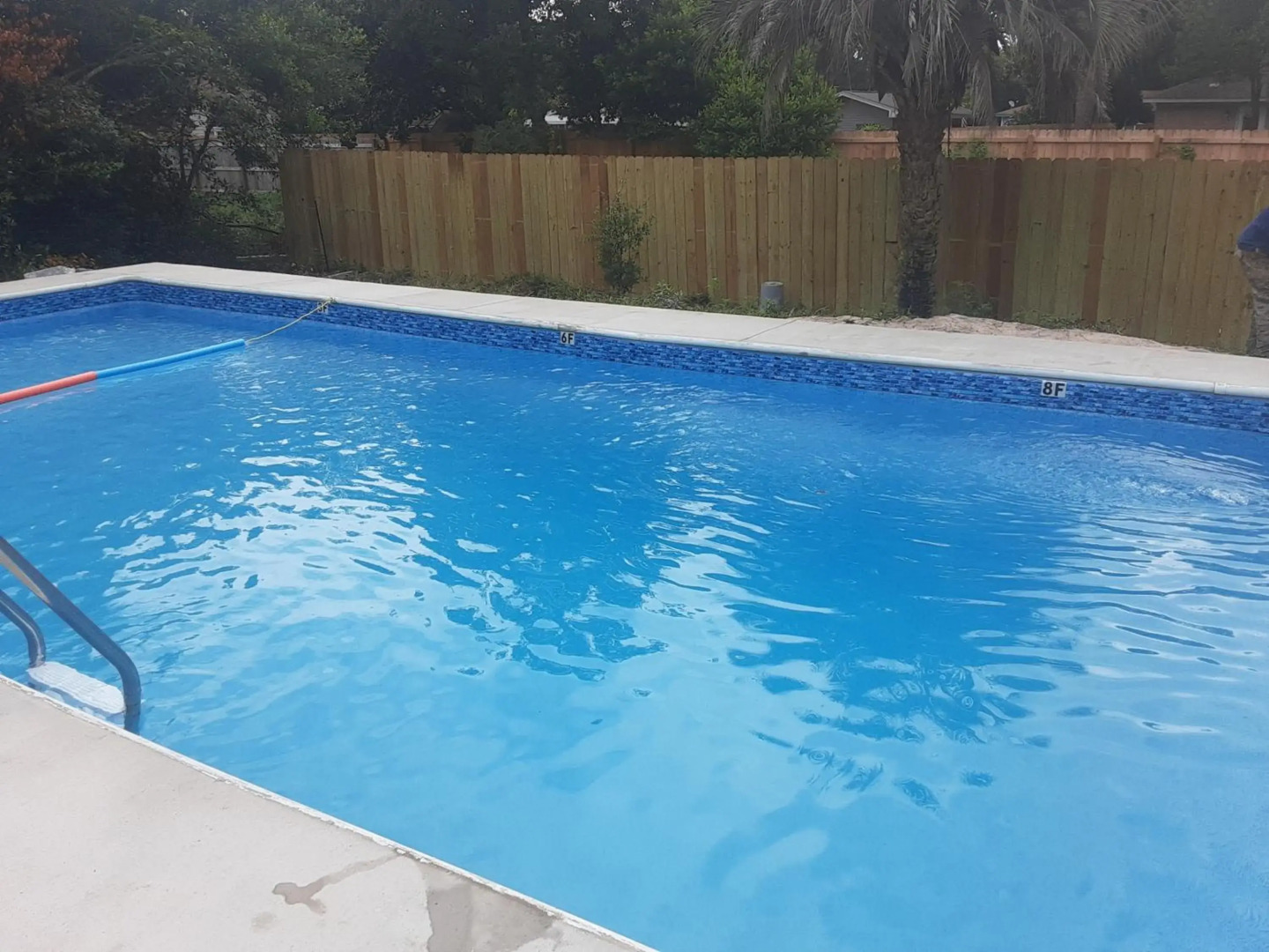 House with private swimming pool 3-6-8 f deep