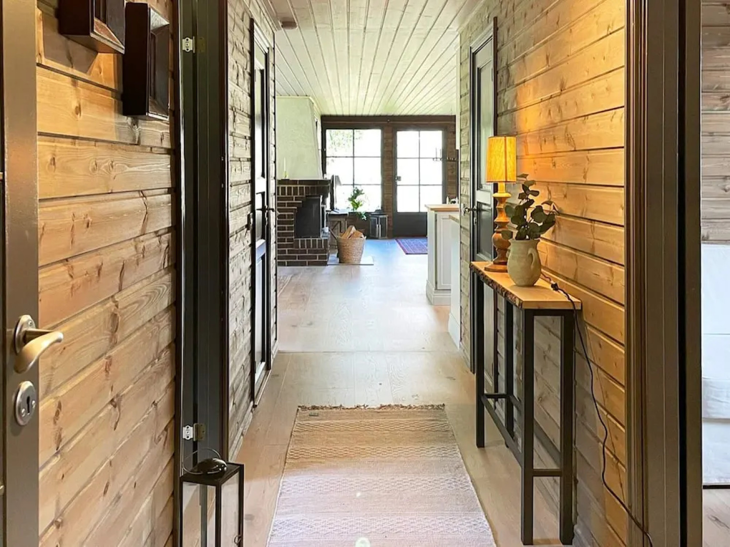 Charming Lakeside Cottage Getaway