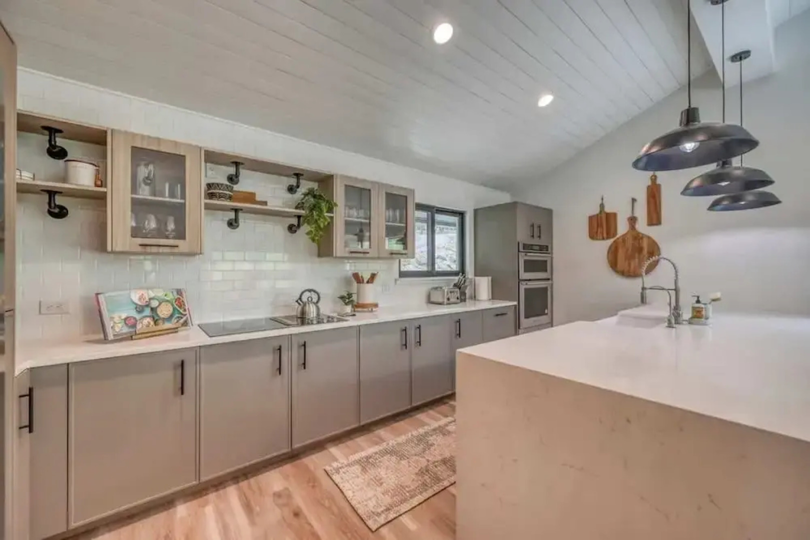 Luxury Riverfront Villa With Firepit & Gameroom!