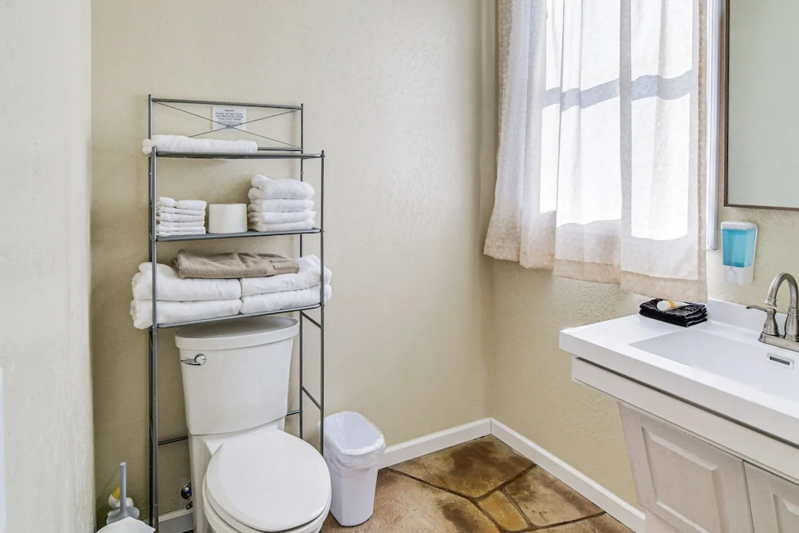 2 Mi to Main St: Newton Guest House