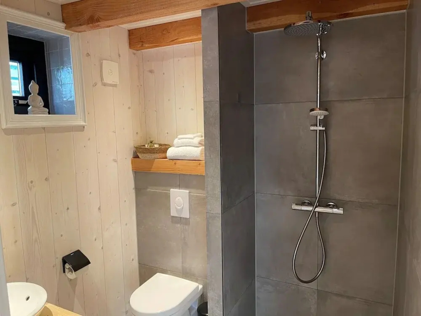 Inviting Chalet in Monnickendam With Garden