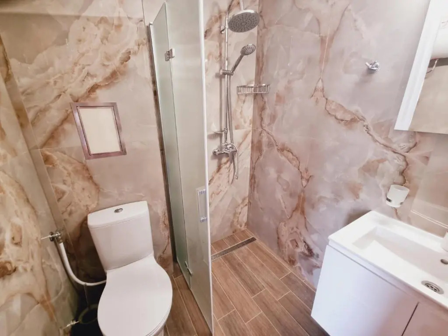 DIAMOND Apart Complex