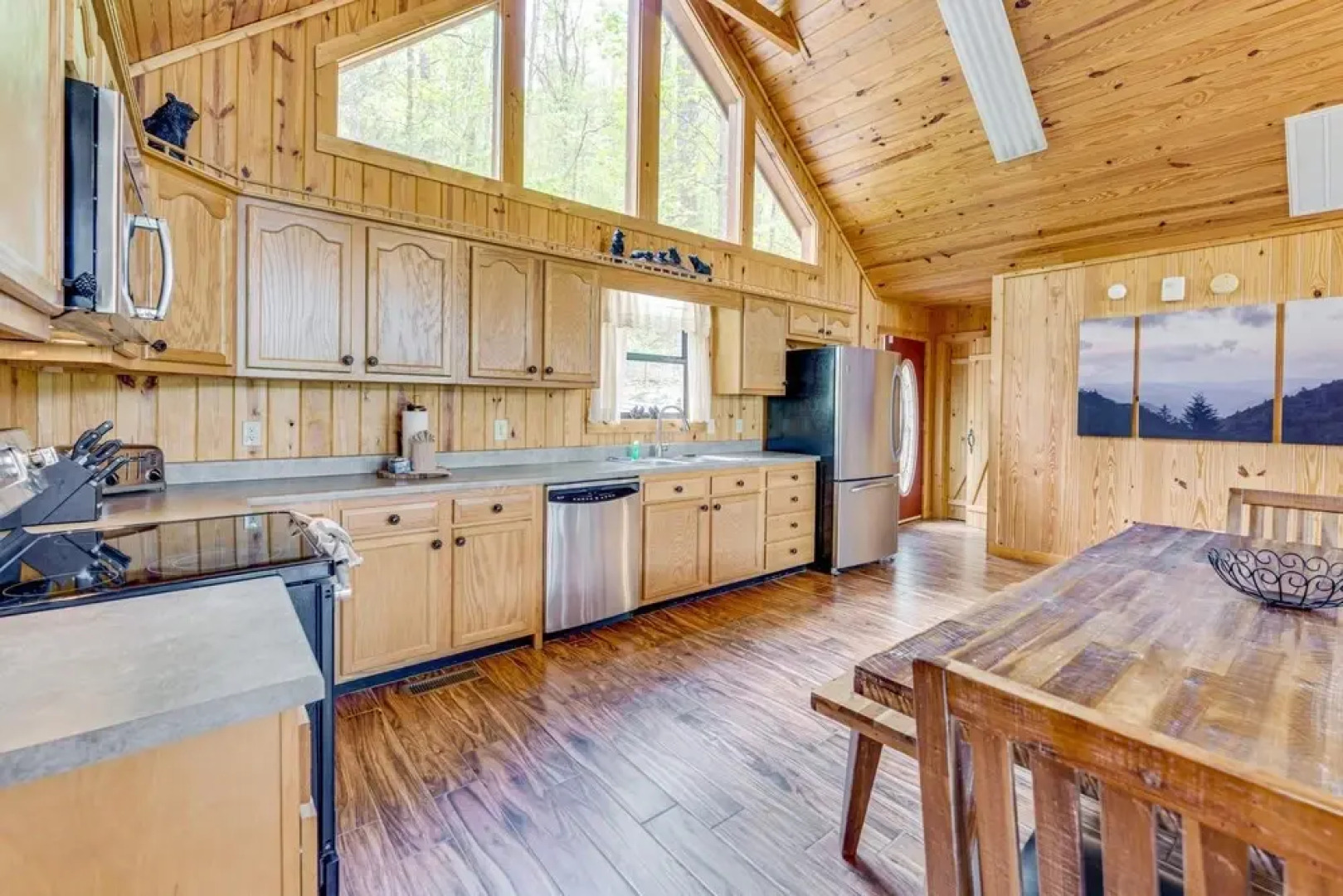 Sage Grass Retreat Wears Valley Cabin w Hot Tub Game Room Wraparound Deck