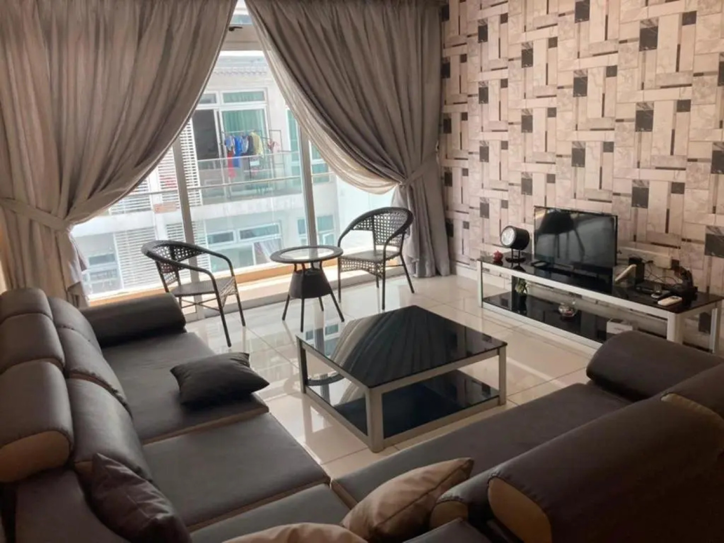 JB City Shopping Mall Apartment