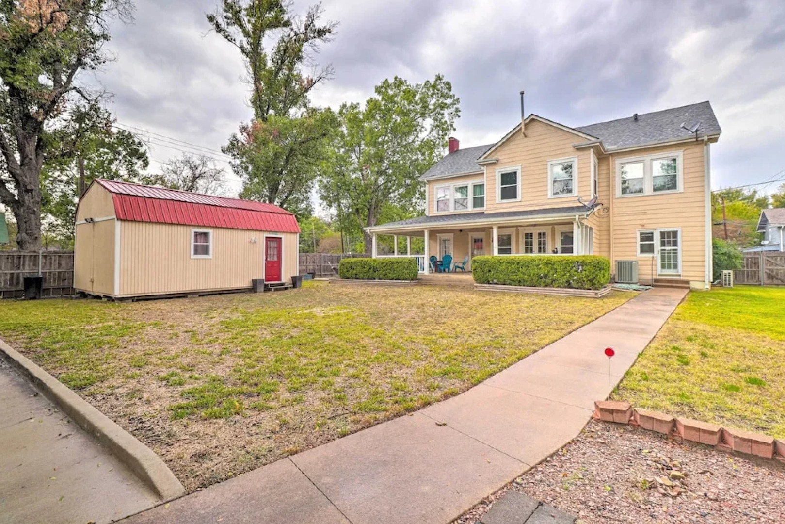 1920s Corsicana Home - Spacious Group Getaway!