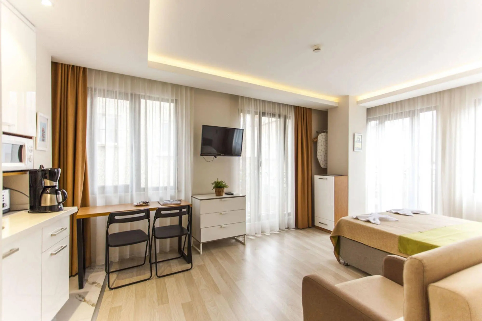 Holas Apartments
