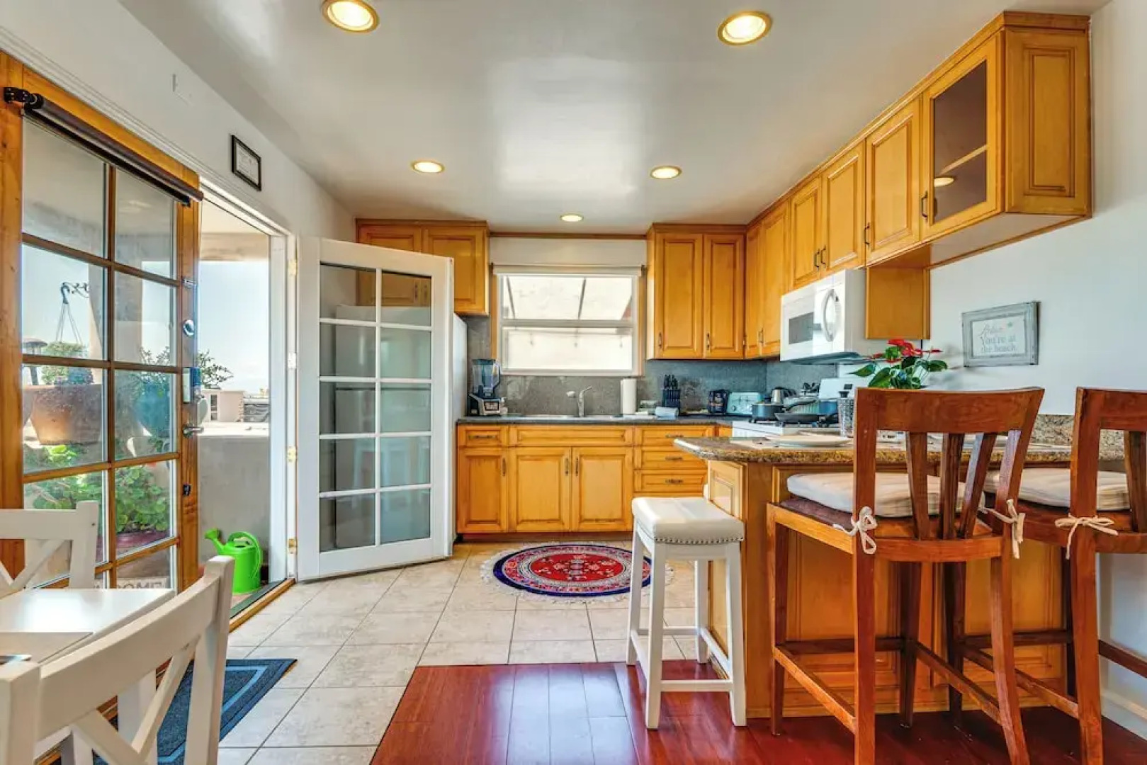 Walk to Ocean: Manhattan Beach Apt w/ Deck