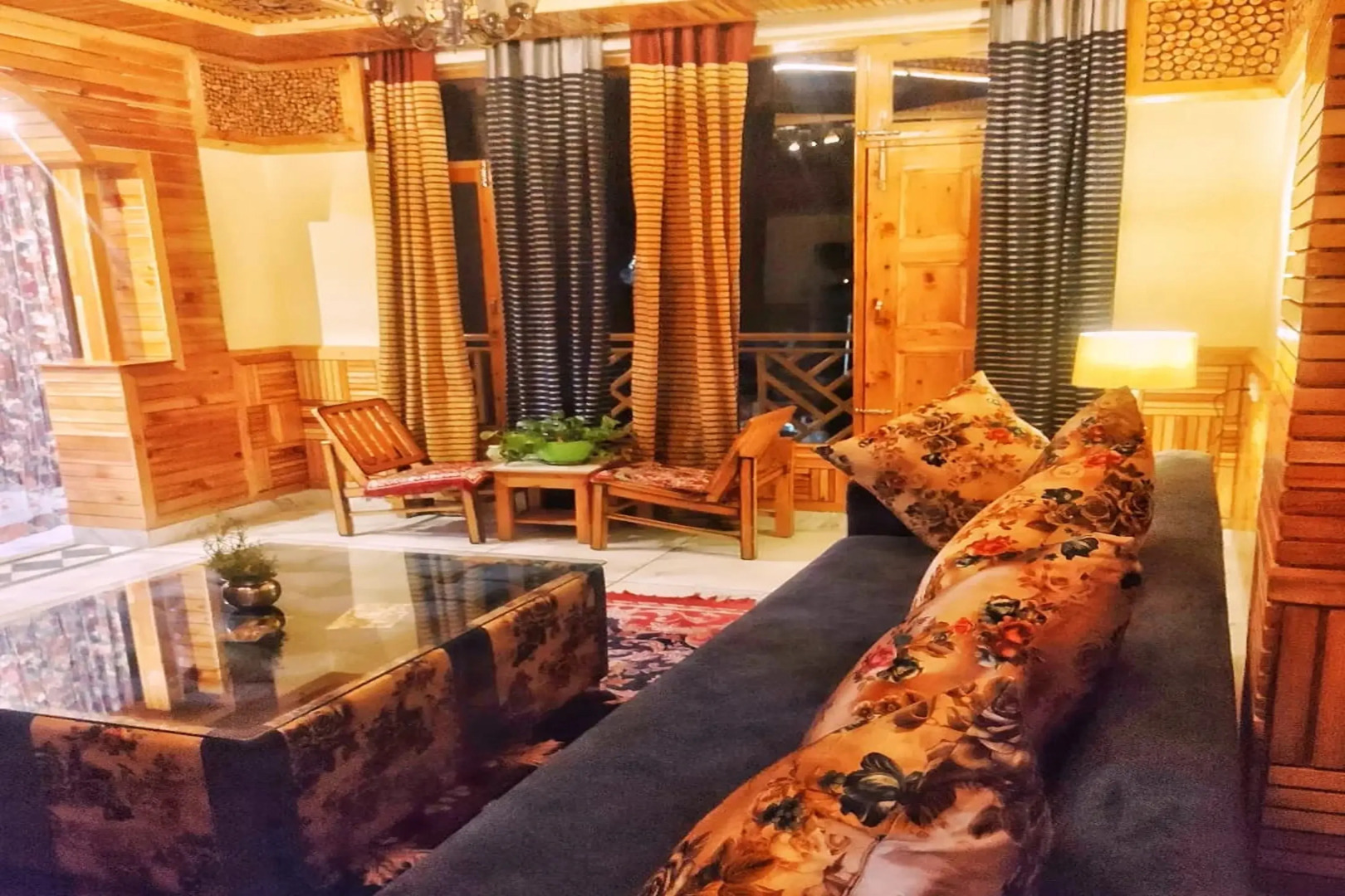 Cafe Saffron & Cottages