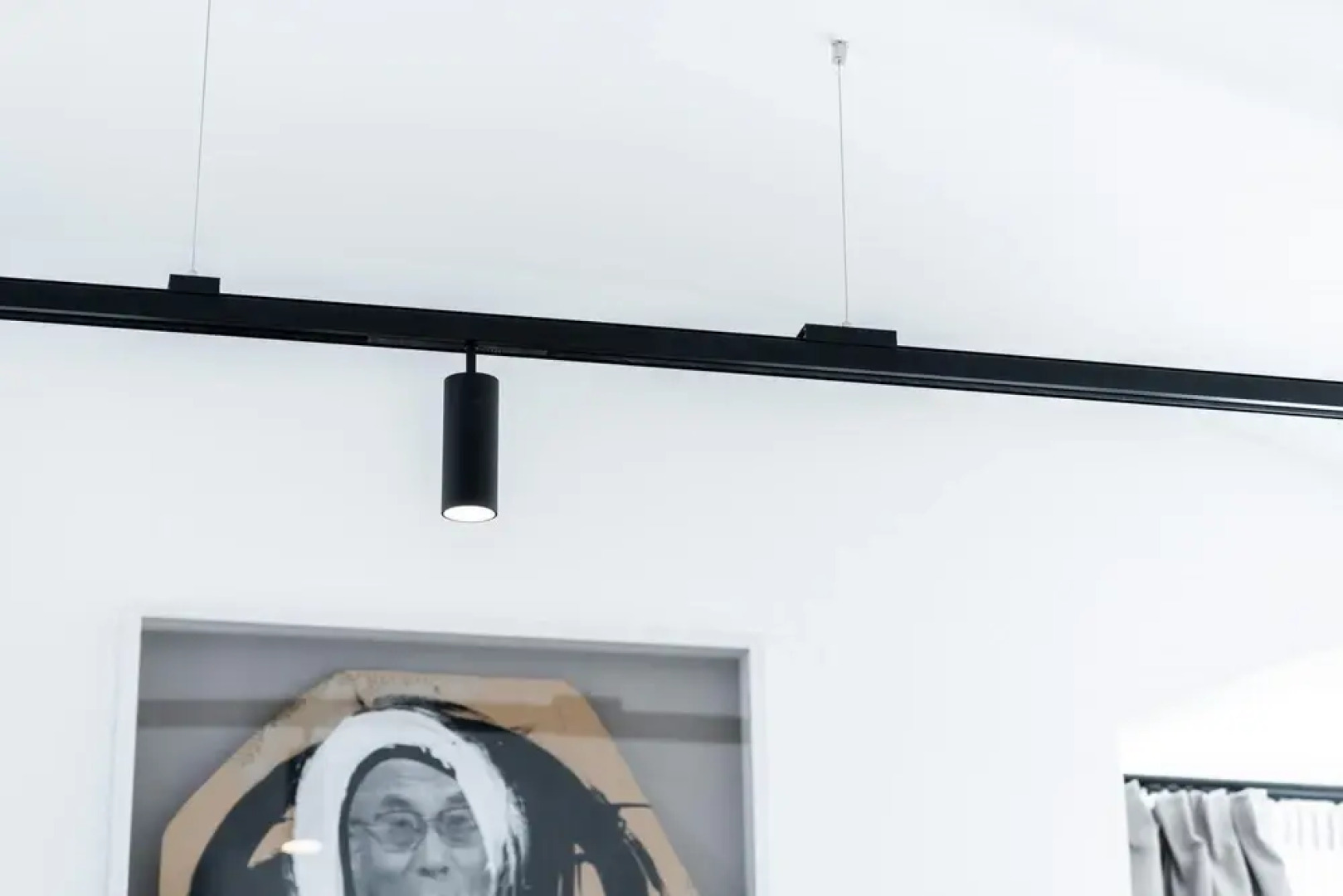 Suiten Apartment Art Collection With Kind Bed Air Conditioning and two Separate Bedrooms