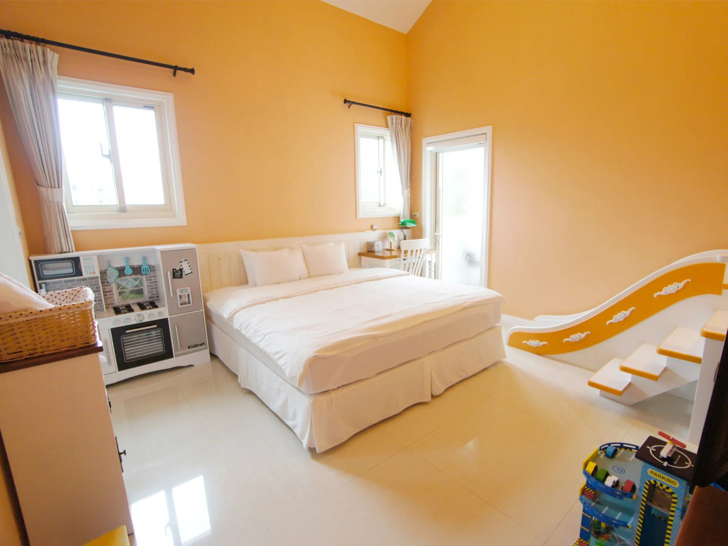 Dancing Butterfly Slide Family Inn