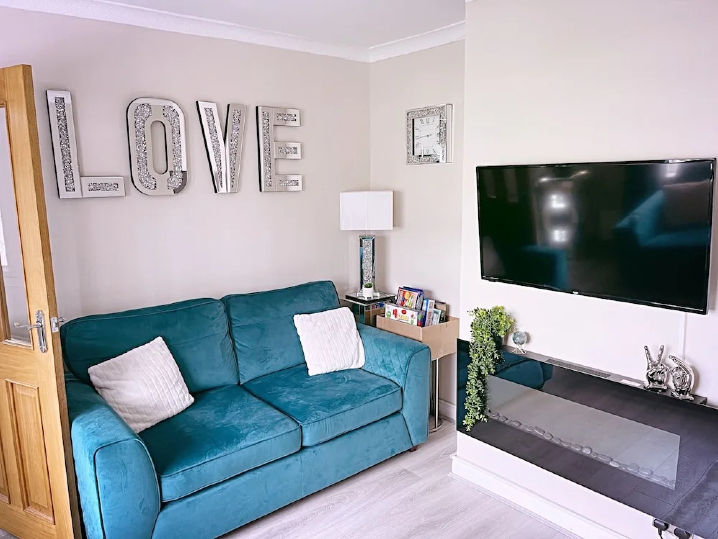 The Serene Stays - 3 Bed Home in Oldham Manchester