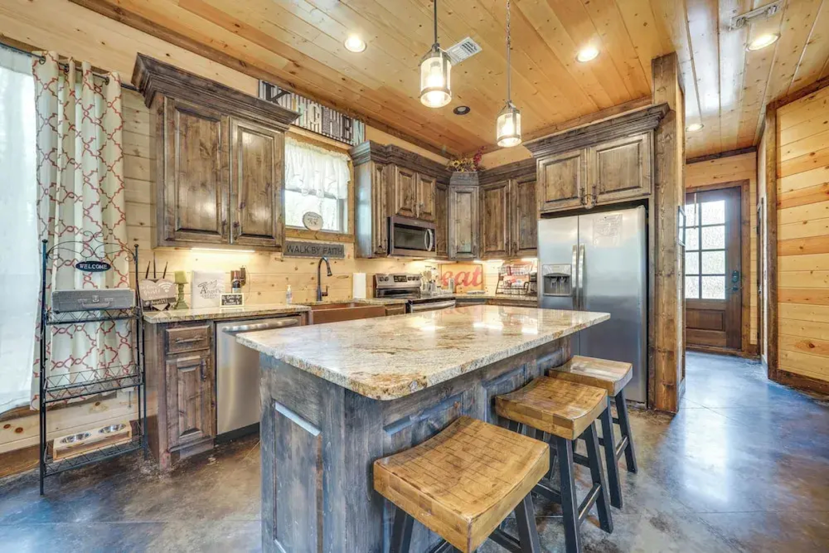 Hot Tub & Fire Pit: Broken Bow Retreat!