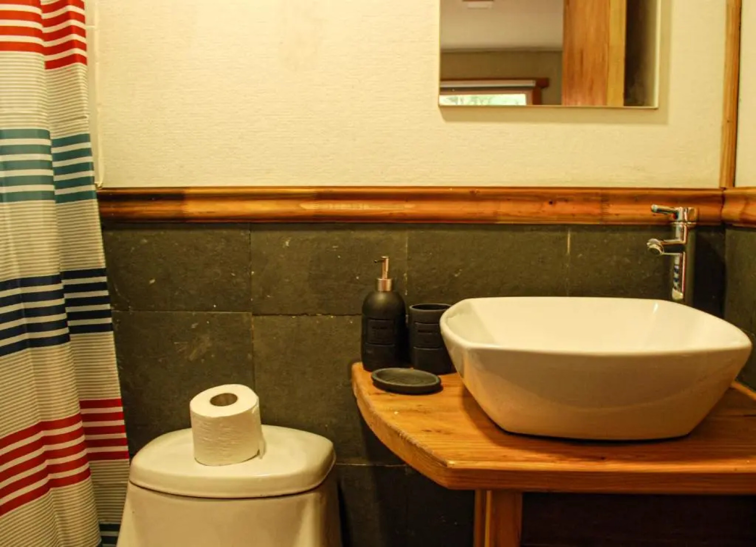 Chucao Bosque y Cabañas