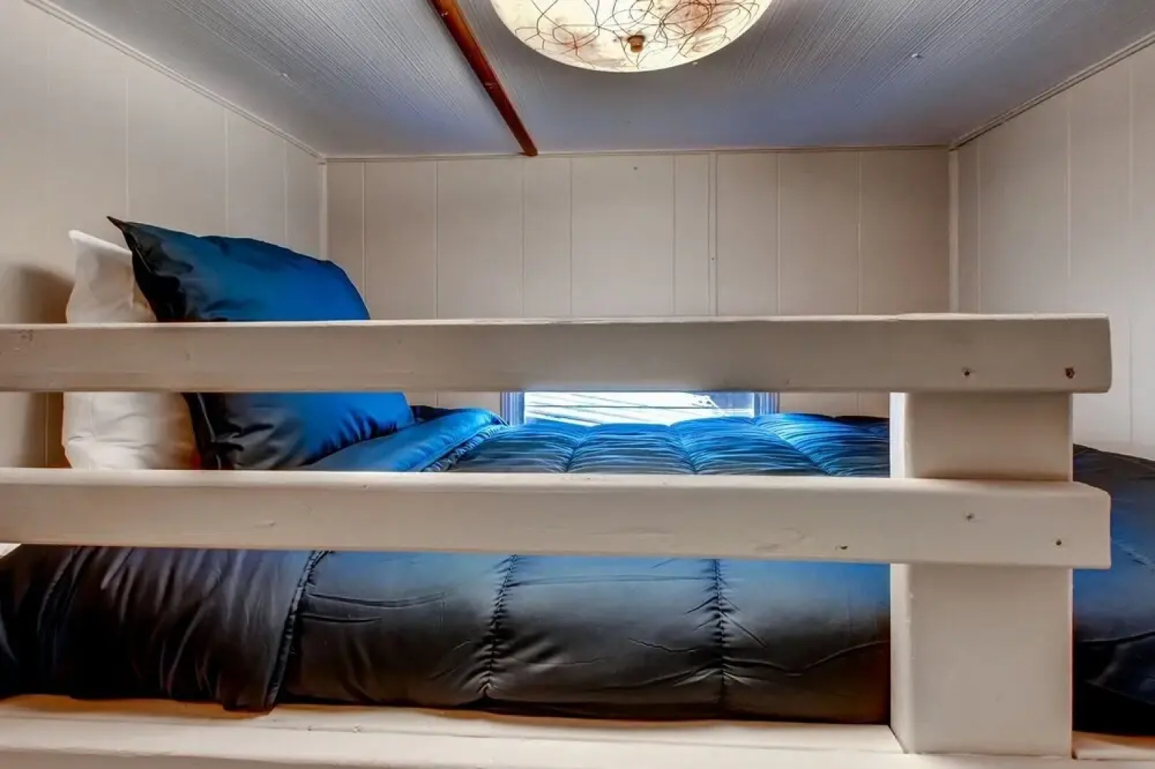 Kamp Koby - Lake Front Camp On Lake Hortonia 2 Bedroom Cabin by RedAwning
