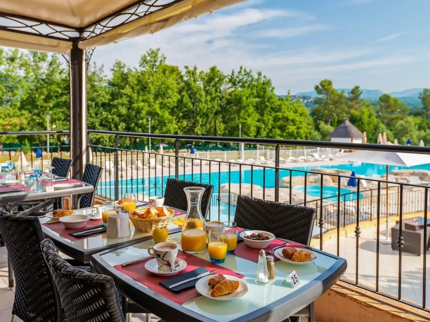 Attractive Holiday Home With two Bathrooms and a Jacuzzi