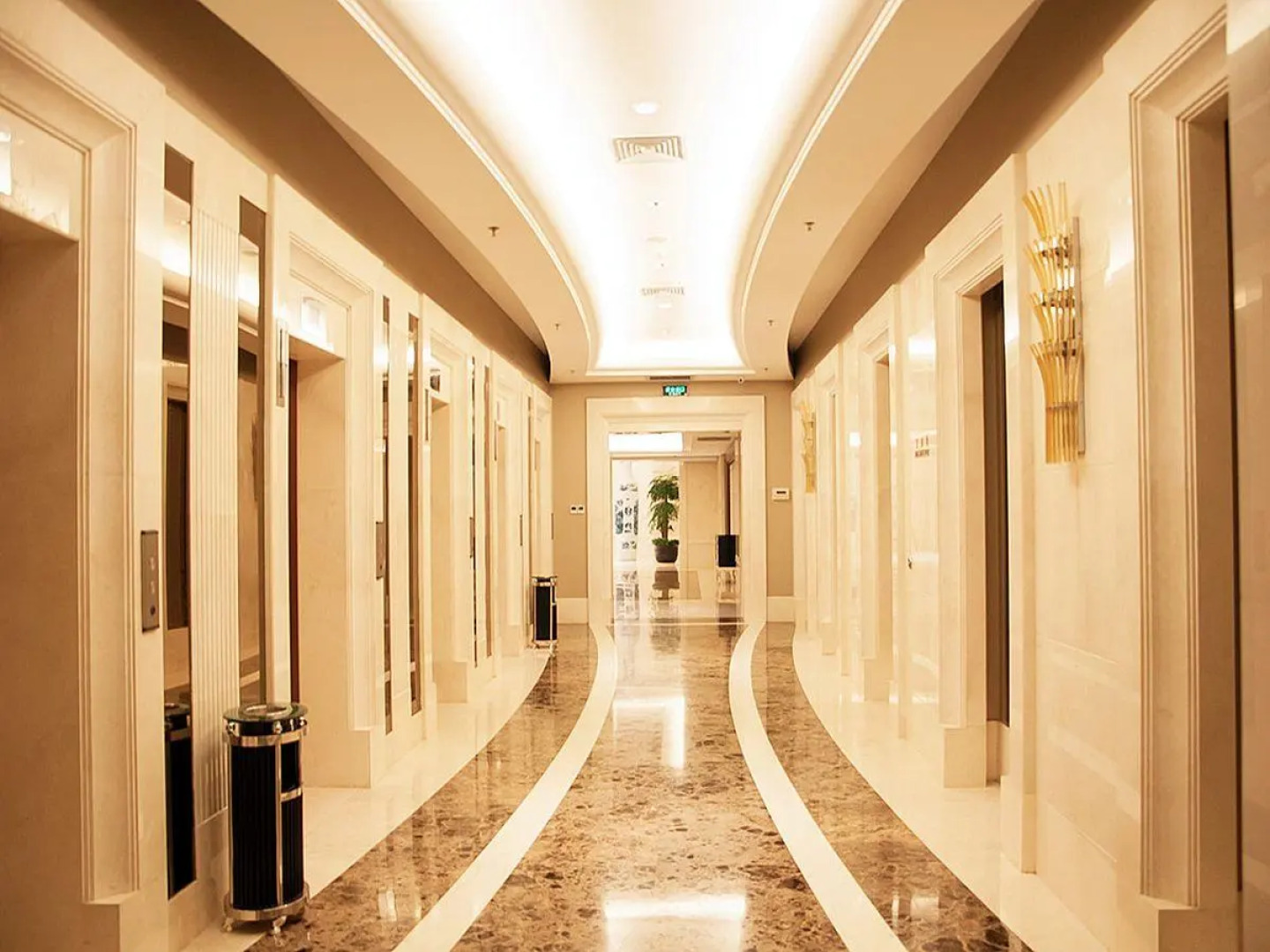 Longqi Jianguo Hotel