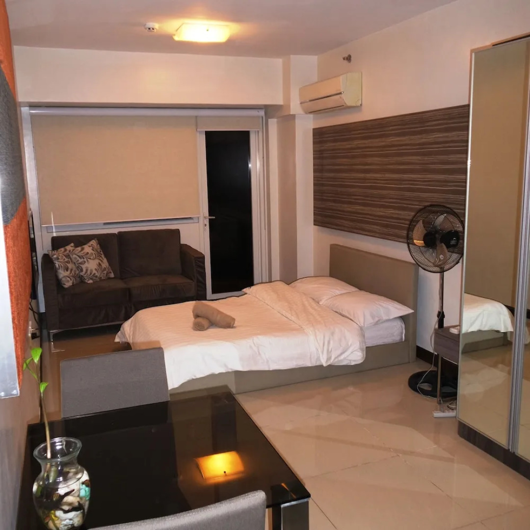 SoleMare Parksuites-April