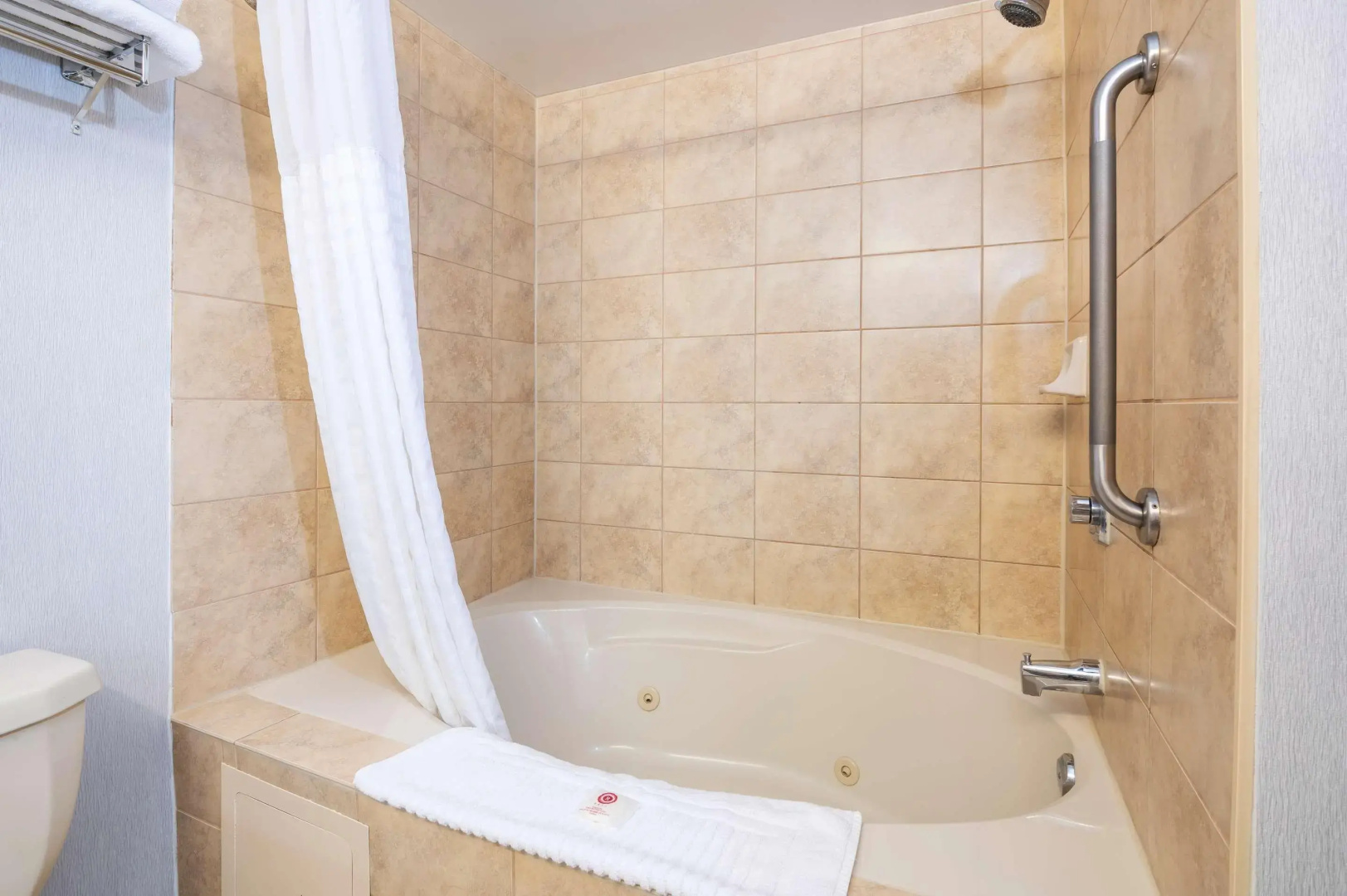 Comfort Hotel & Suites