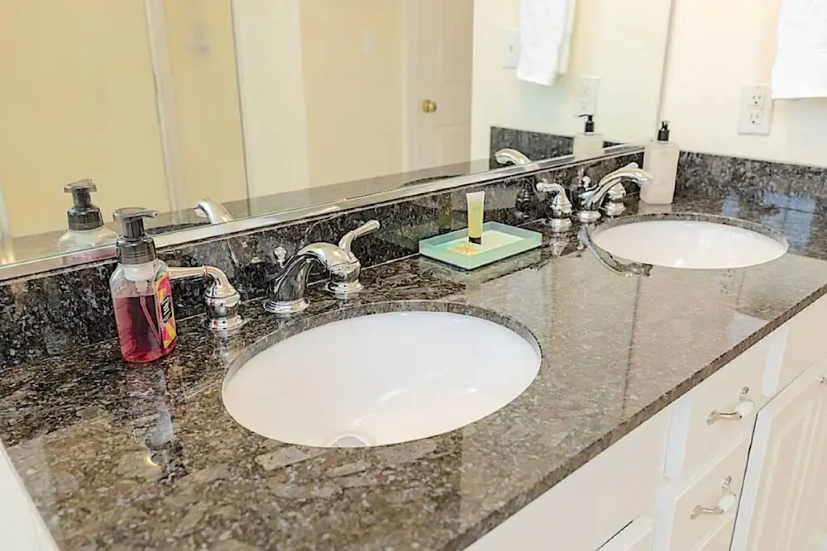 Stoney Creek Cottage Wintergreen w EV Charger