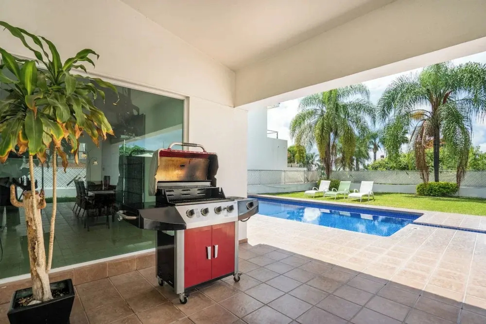 Spacious 5 Bedroom Oasis with Pool & BBQ