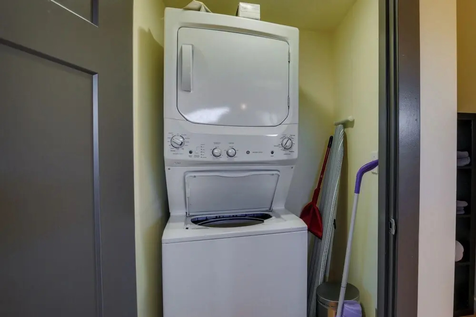 Modern White Salmon Apartment, Steps From Town