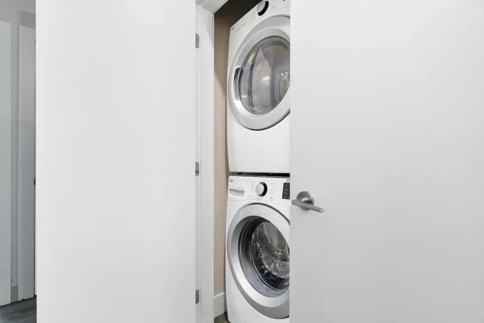 Rooftop Paradise Luxe 2BR  Lake Views